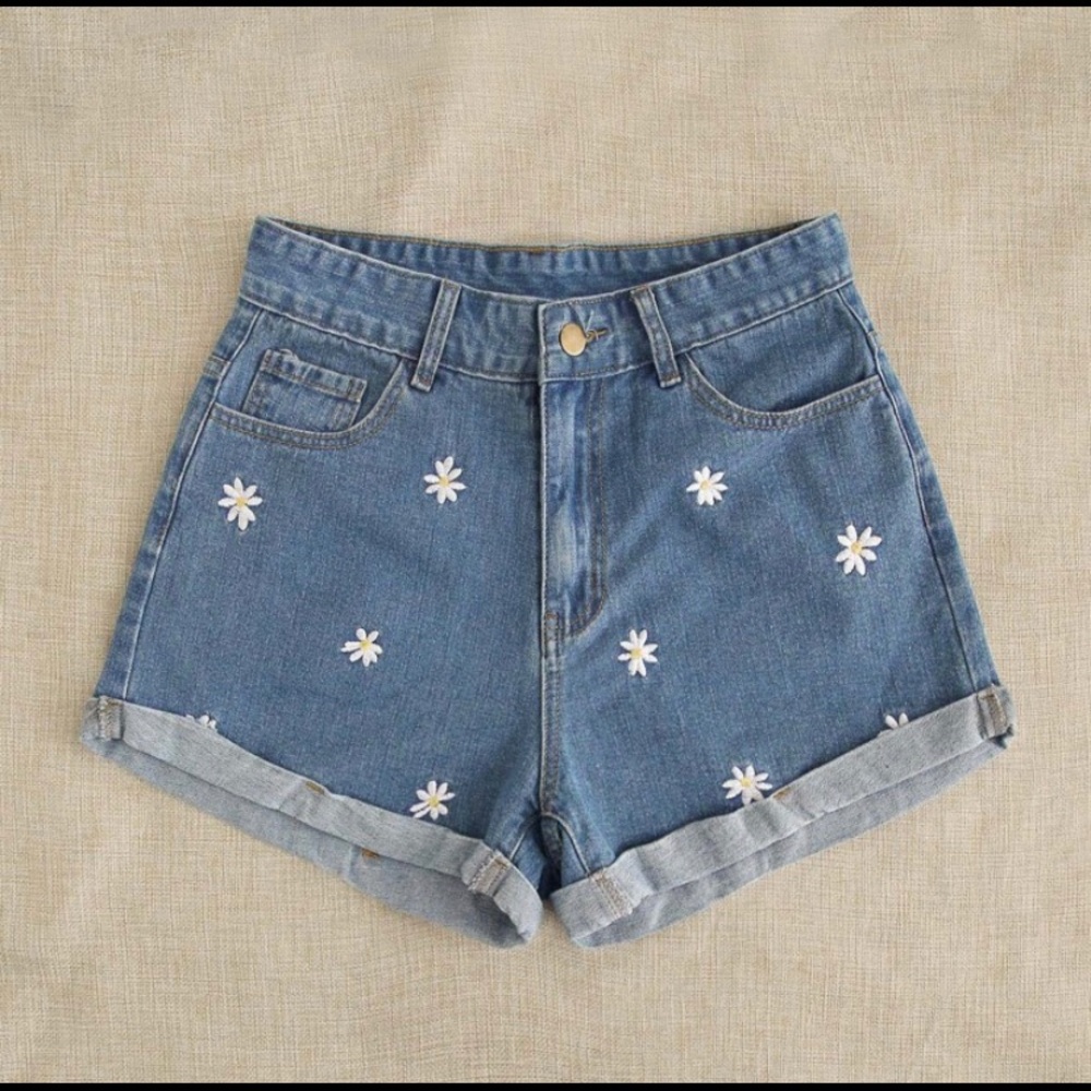 New Cute Daisy Embroidered Boutique Short - Picture 1 of 4